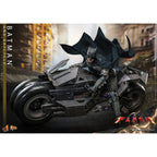 Produktbild The Flash Movie Masterpiece actionfigur med fordon 1/6 Batman & Batcycle set 30 cm
