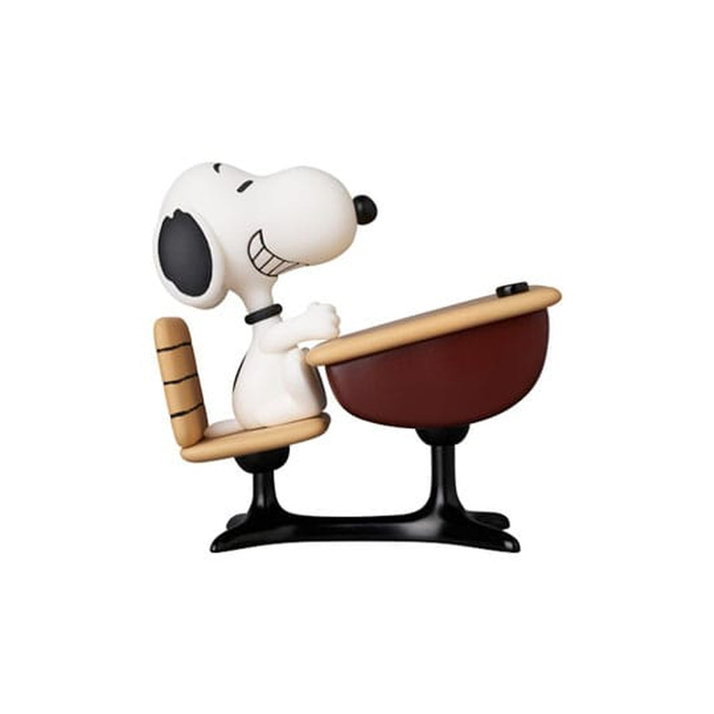 Produktbild Peanuts UDF Serie 18 Minifigur Snoopy med skrivbord 9 cm