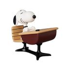 Produktbild Peanuts UDF Serie 18 Minifigur Snoopy med skrivbord 9 cm