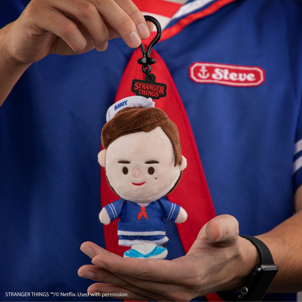 Produktbild Stranger Things: Steve Scoops Ahoy plyschnyckelring