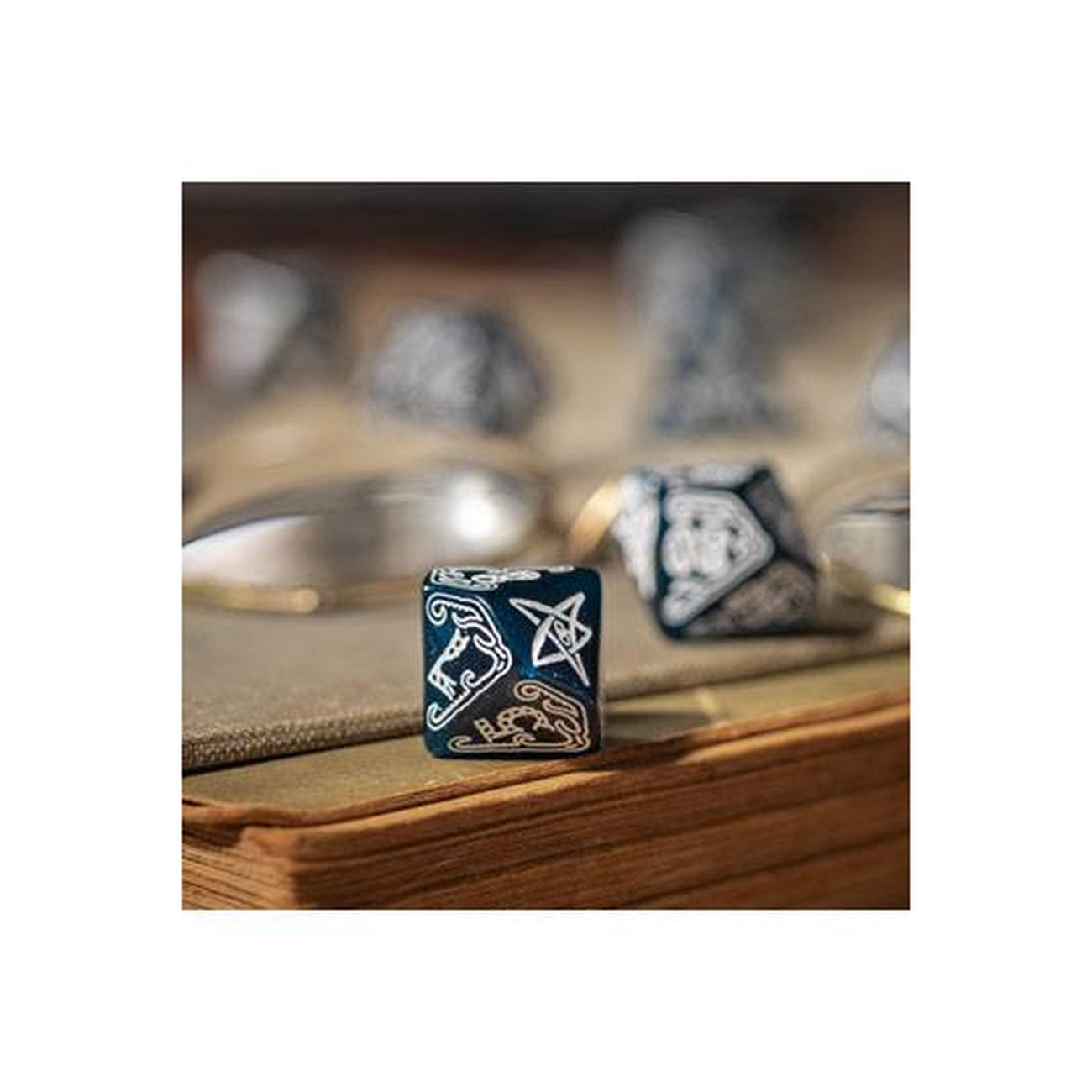 Produktbild Call of Cthulhu Tärningsset Abyssal & White (7)