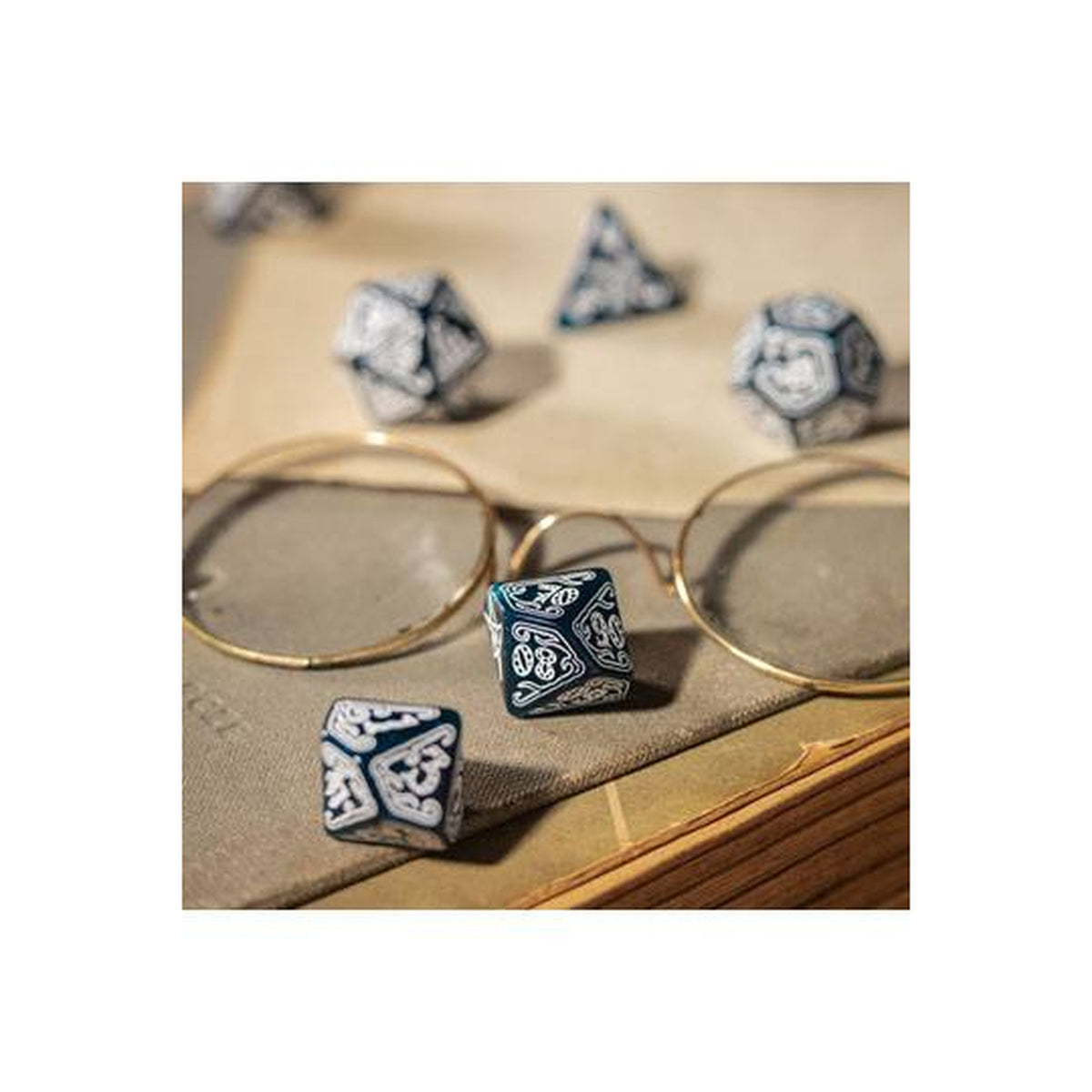 Produktbild Call of Cthulhu Tärningsset Abyssal & White (7)
