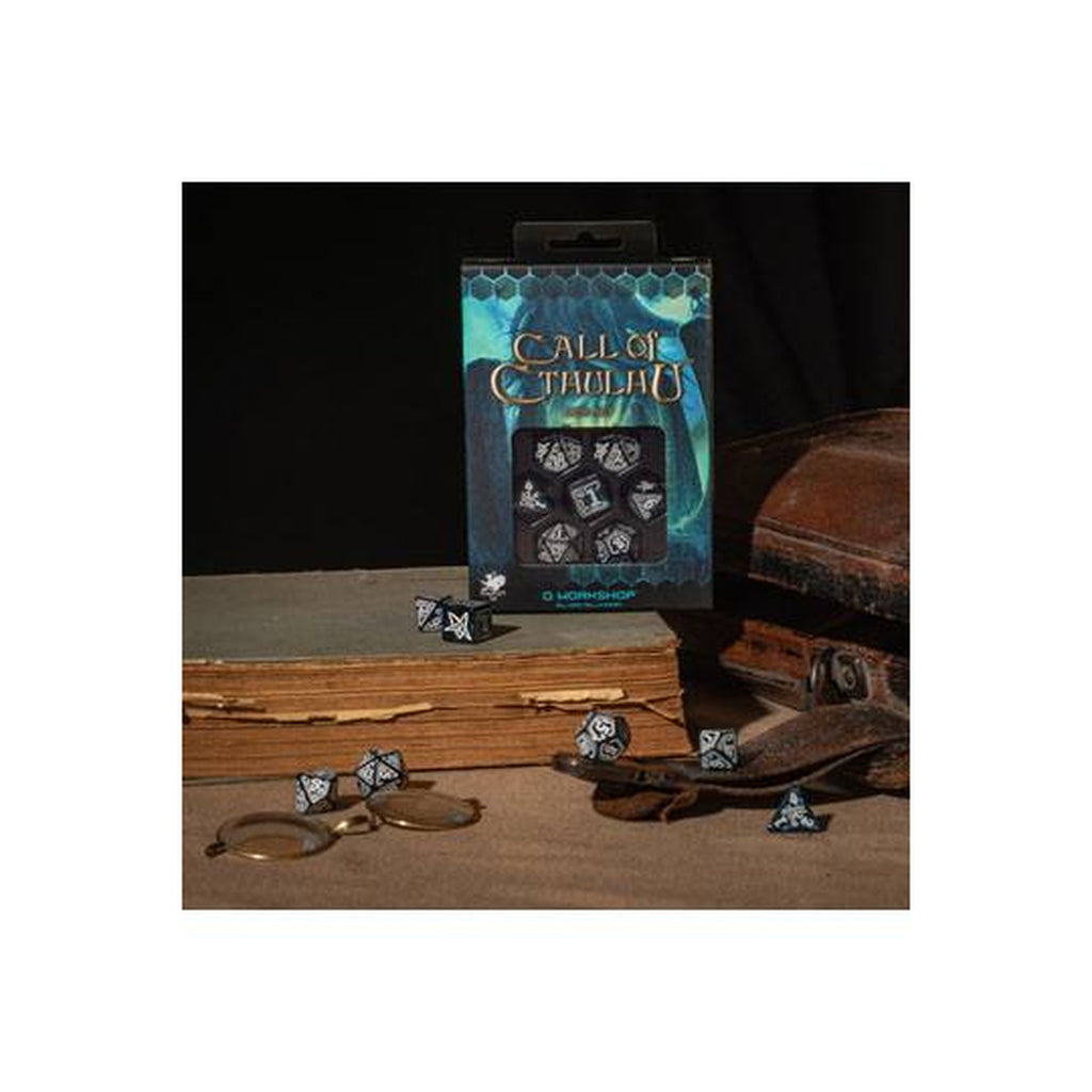 Produktbild Call of Cthulhu Tärningsset Abyssal & White (7)