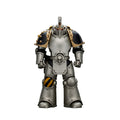 Produktbild Warhammer The Horus Heresy Actionfigur 1/18 Iron Warriors Command Squad Chosen med Legion Standard 12 cm