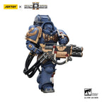 Produktbild Warhammer 40,000: Space Marine 2 Actionfigur Ultramarines Heavy Artificer Armor med Relic Multi-Melta 13 cm