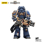 Produktbild Warhammer 40,000: Space Marine 2 Actionfigur Ultramarines Heavy Artificer Armor med Relic Multi-Melta 13 cm