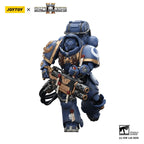 Produktbild Warhammer 40,000: Space Marine 2 Actionfigur Ultramarines Heavy Artificer Armor med Relic Multi-Melta 13 cm