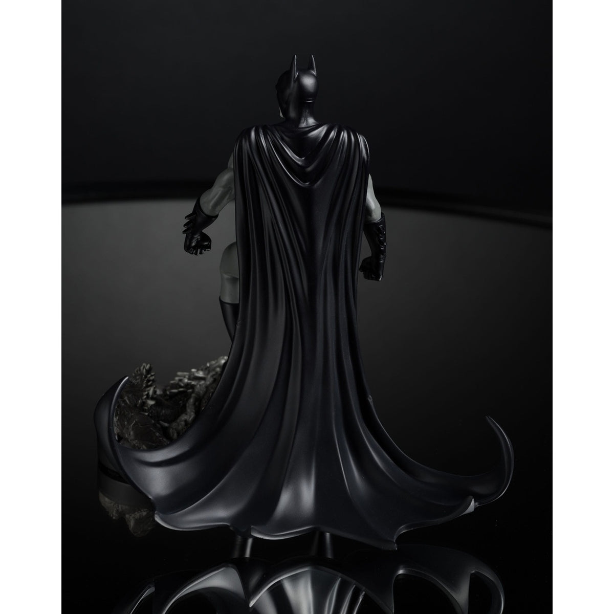 Product image DC Direct Statue 1/10 Batman by Bjorn Barends (Black & White) 18 cm