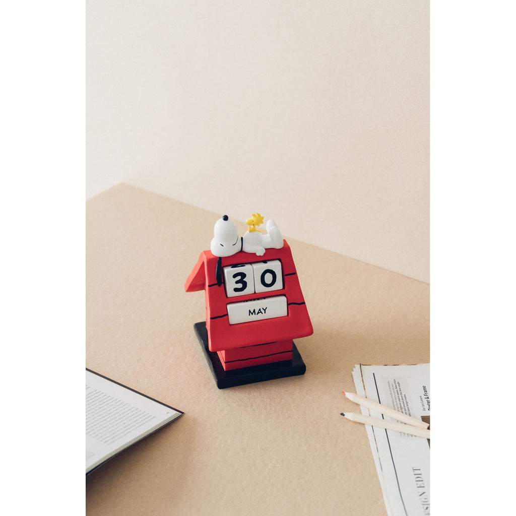 Produktbild Peanuts 3D evighetskalender Snoopy hundkoja