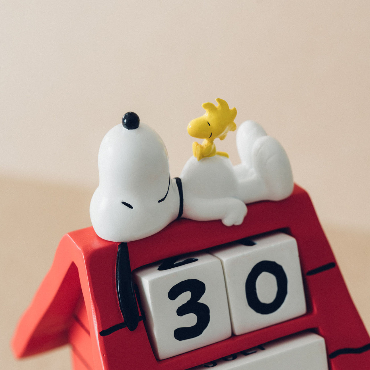 Produktbild Peanuts 3D evighetskalender Snoopy hundkoja