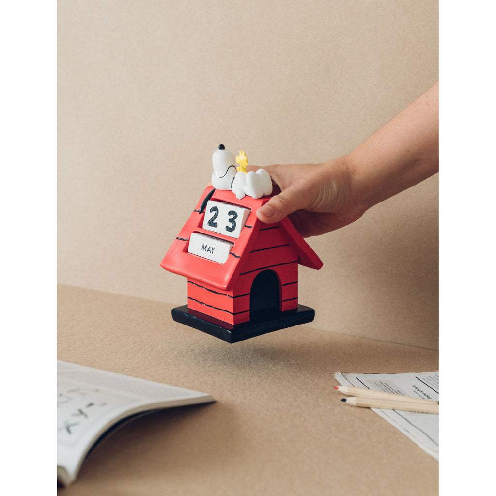 Produktbild Peanuts 3D evighetskalender Snoopy hundkoja