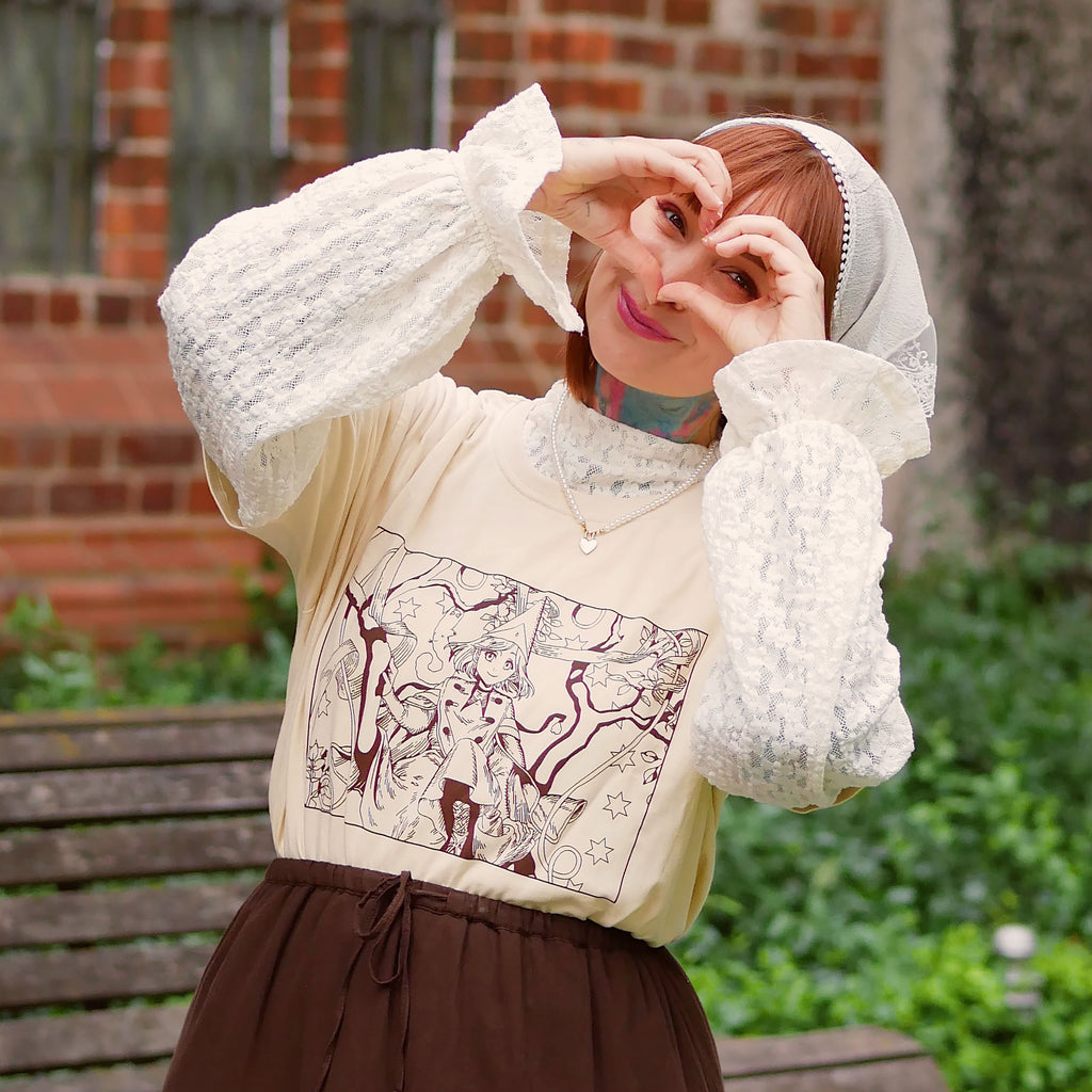 Produktbild Beige T-shirt för Coco- och Atelier of Witch Hat-fans