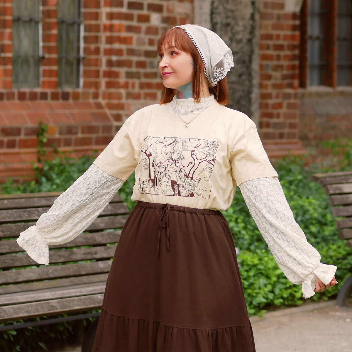 Produktbild Beige T-shirt för Coco- och Atelier of Witch Hat-fans