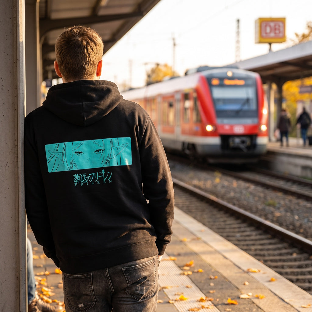 Produktbild Frieren - Svart huvtröja