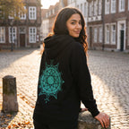 Produktbild Frieren - Svart huvjacka med symbol