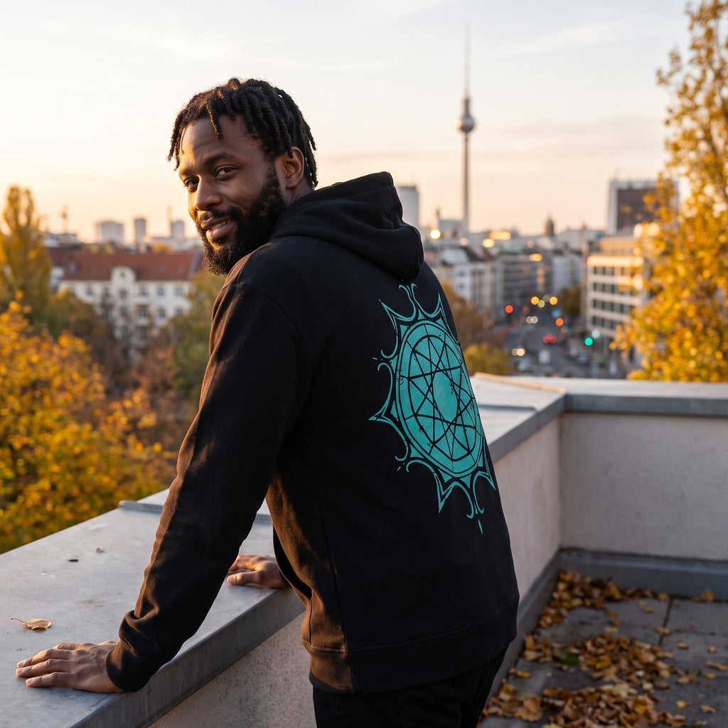 Produktbild Frieren - Svart huvjacka med symbol