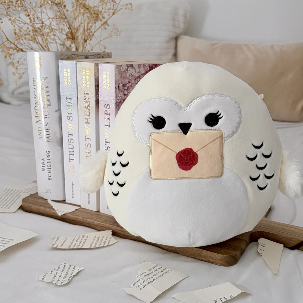 Produktbild Hedwig med Hogwarts-brev Squishmallows plyschfigur - Harry Potter
