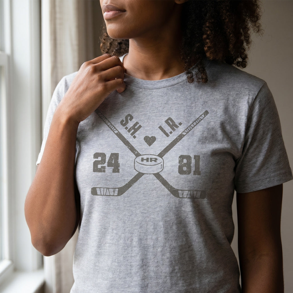 Produktbild Hollander och Rozanov hockey T-shirt för Heated Rivalry-fans