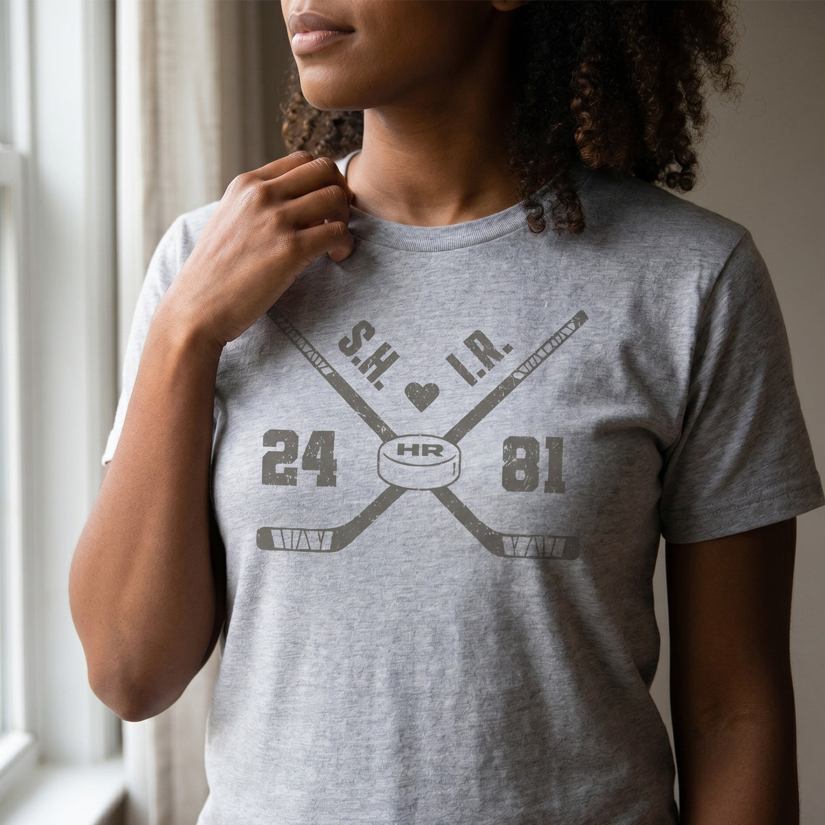 Produktbild Hollander och Rozanov hockey T-shirt för Heated Rivalry-fans