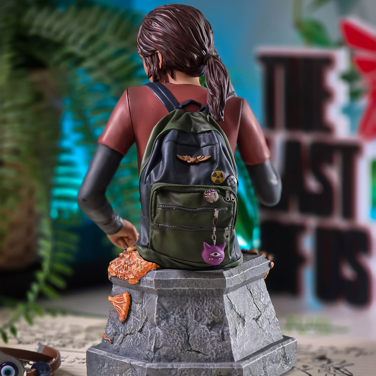 Produktbild The Last of Us Byst Ellie med pistol 19 cm