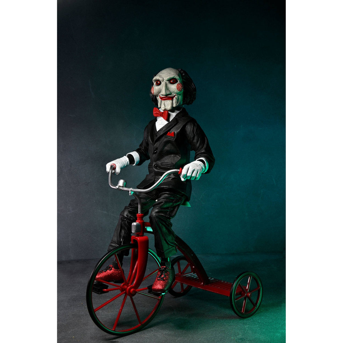 Produktbild Saw actionfigur med ljud Billy med trehjuling 30 cm