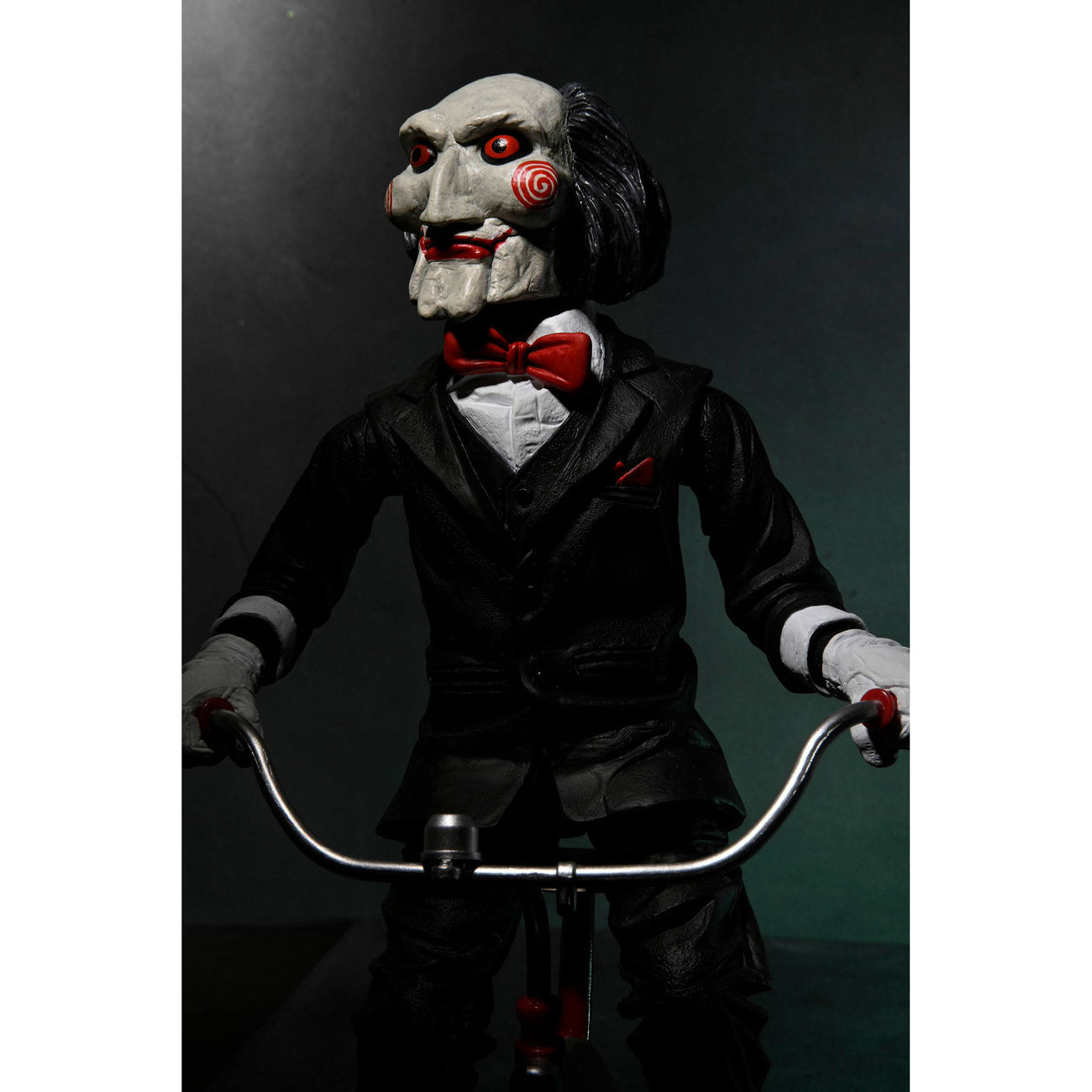 Produktbild Saw actionfigur med ljud Billy med trehjuling 30 cm
