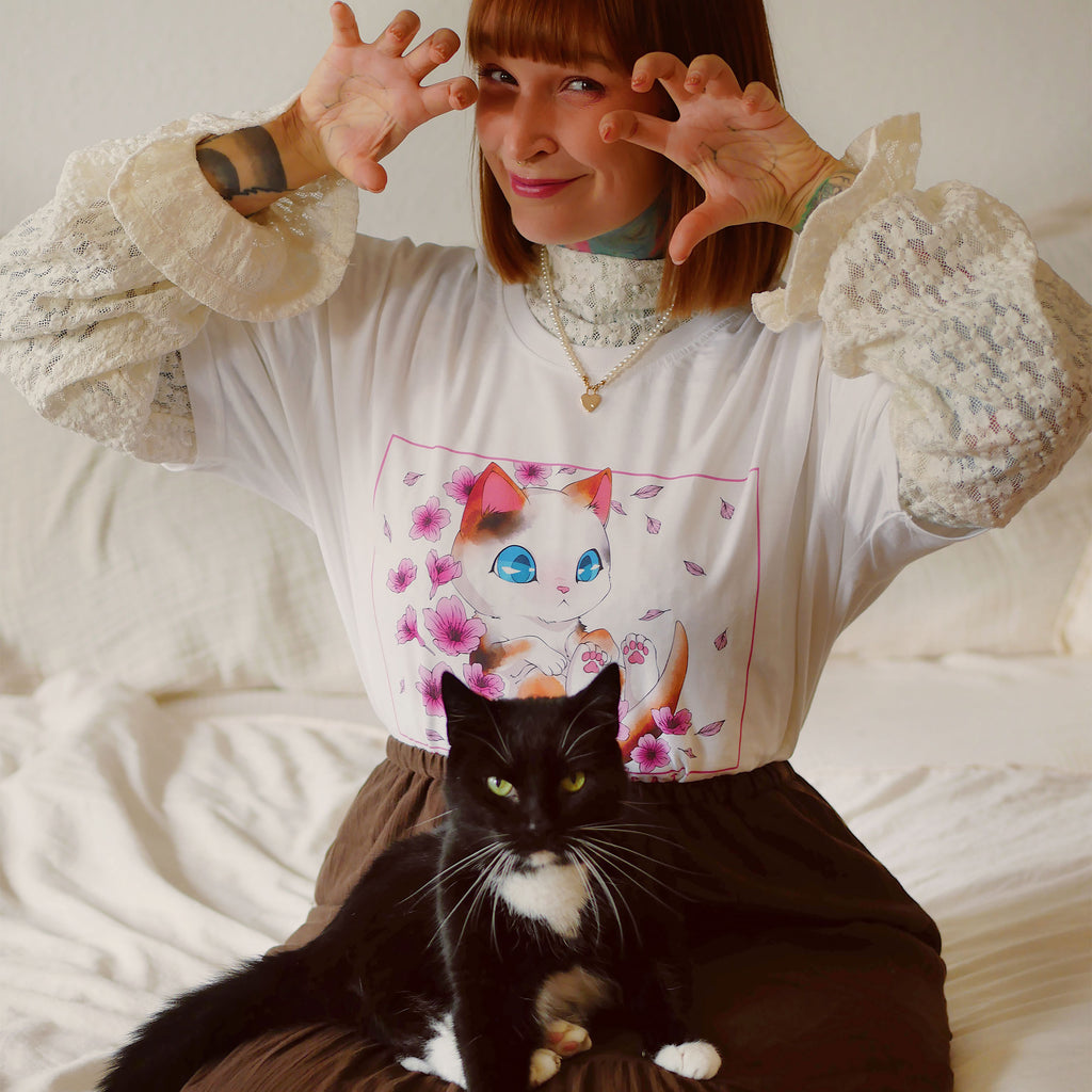 Produktbild Maomao The Cat Limited Edition T-shirt för The Apothecary Diaries-fans