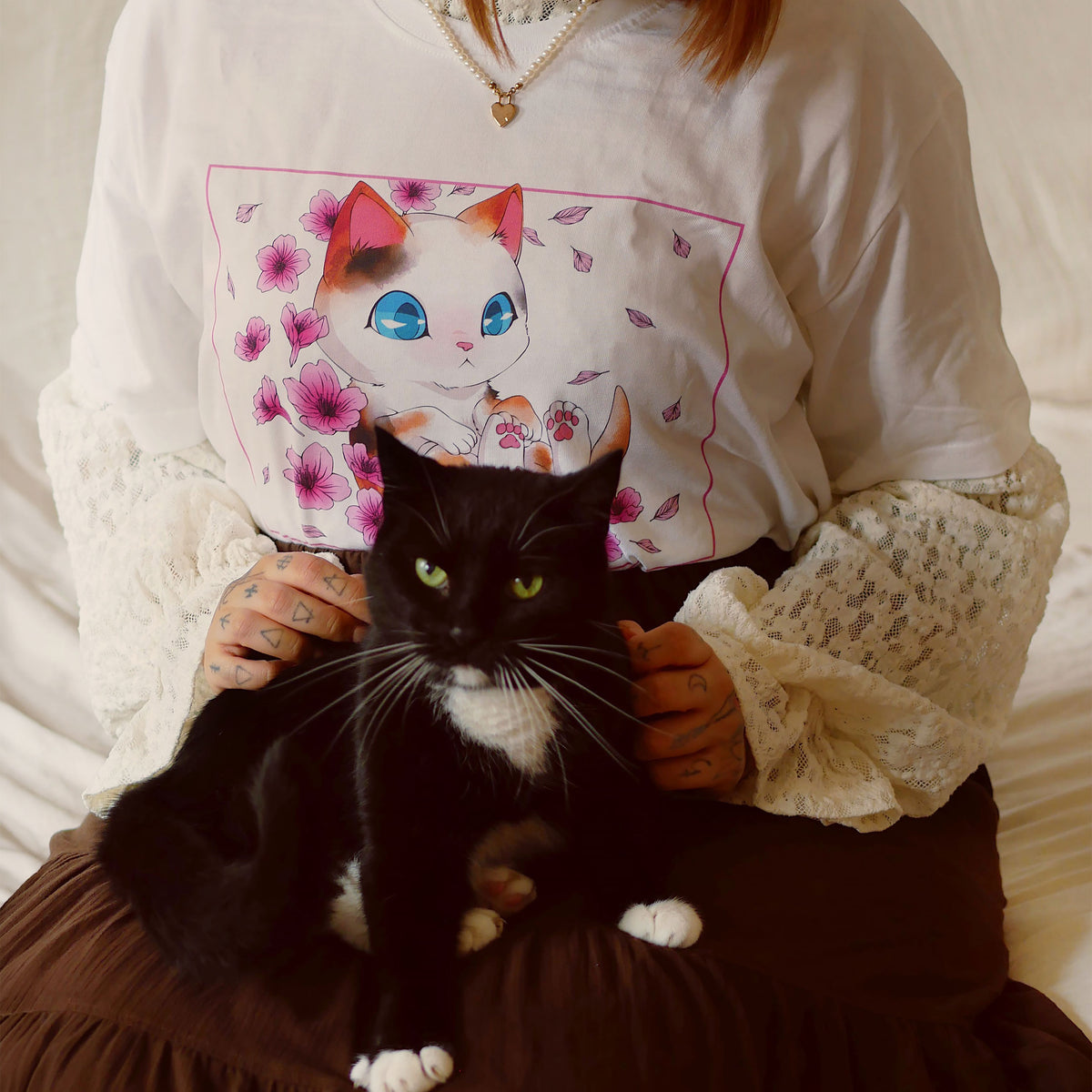 Produktbild Maomao The Cat Limited Edition T-shirt för The Apothecary Diaries-fans